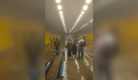Chuva põe SP em estado de atenção, e carros ficam boiando no túnel do Anhangabaú