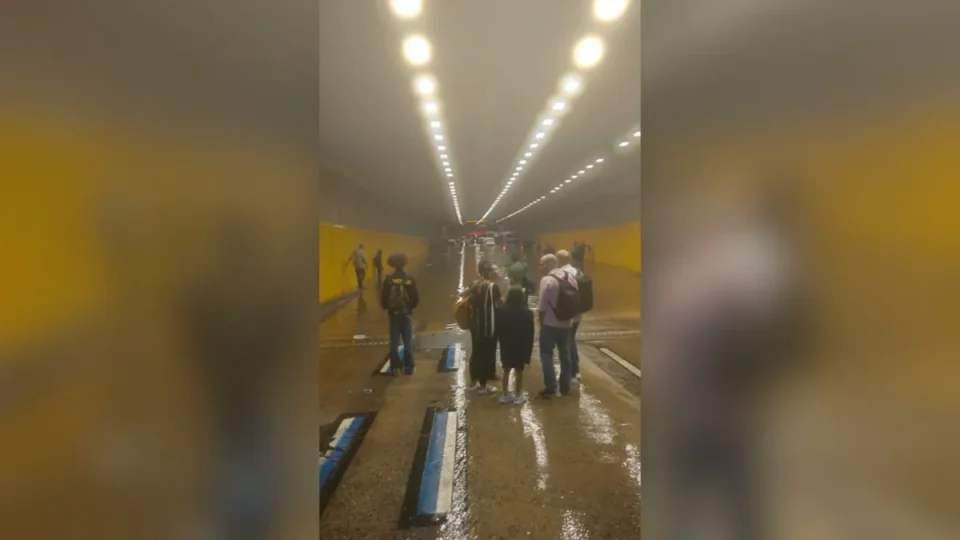 Chuva põe SP em estado de atenção, e carros ficam boiando no túnel do Anhangabaú