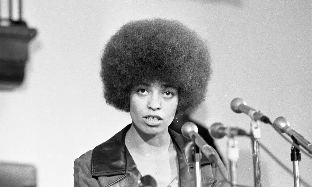 Angela Davis tornou-se uma das figuras mais reconhecidas do movimento negro, associando sua atuação política à produção intelectual e à defesa dos direitos civis. Foto: Francisco Chronicle/Getty Images