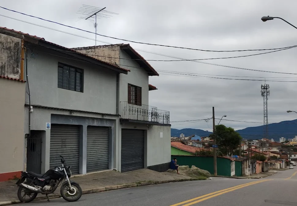 A casa cinza, mais à esquerda da imagem, é a sede da Pulsa Uniforme em Mogi das Cruzes e não apresenta placa de identificação