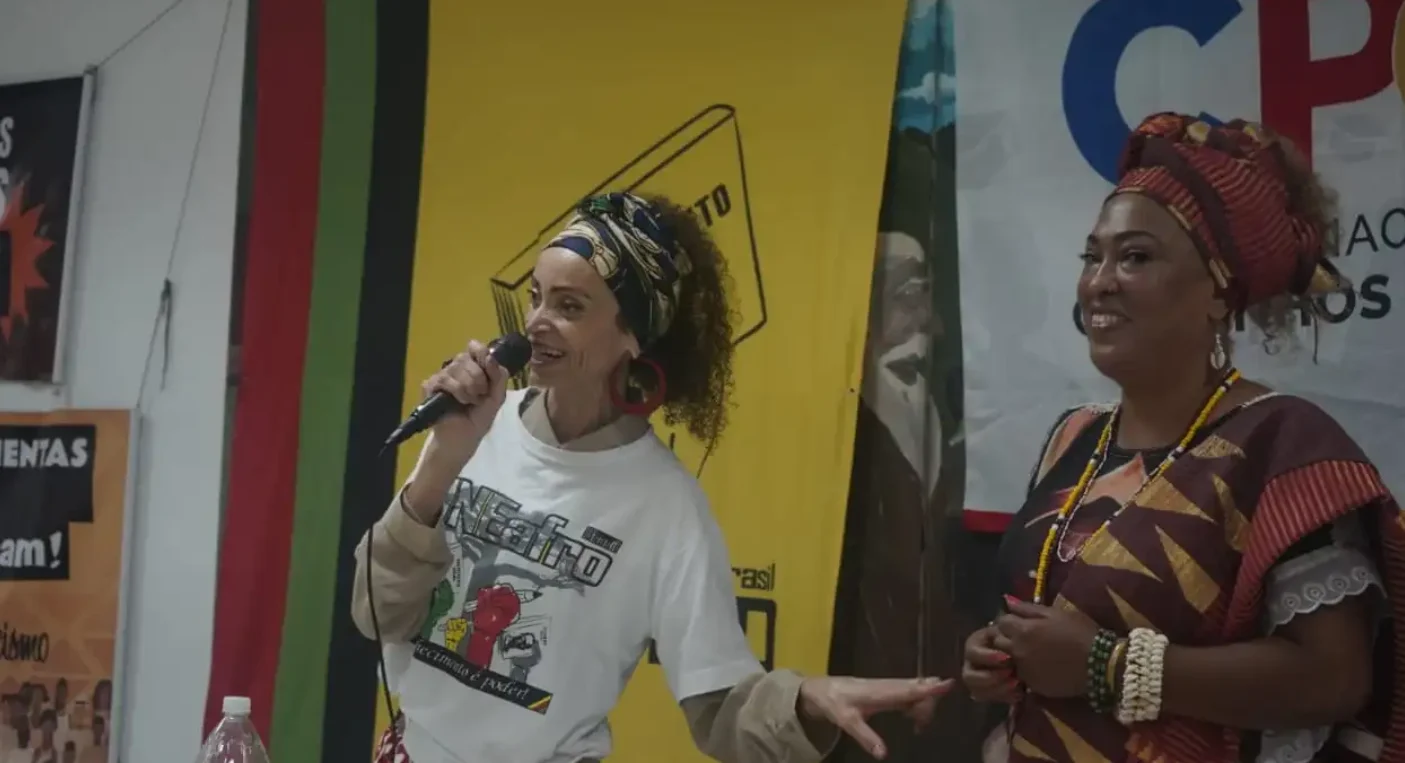 Veruschka e a Iyalorixá Cláudia de Oyá durante aula na UNEAfro. Crédito: Arquivo Pessoal