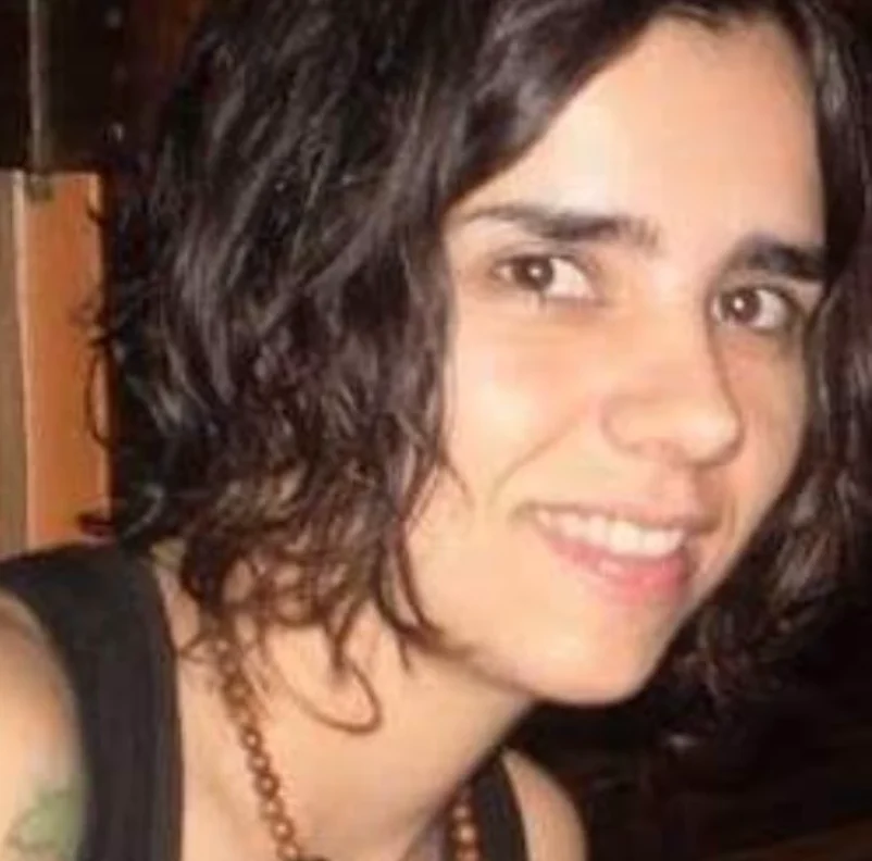 Exonerada em agosto de 2025, a defesa de Maitée Nogueira afirma que a professora “era perseguida veladamente pela gestão”. Crédito: Arquivo Pessoal