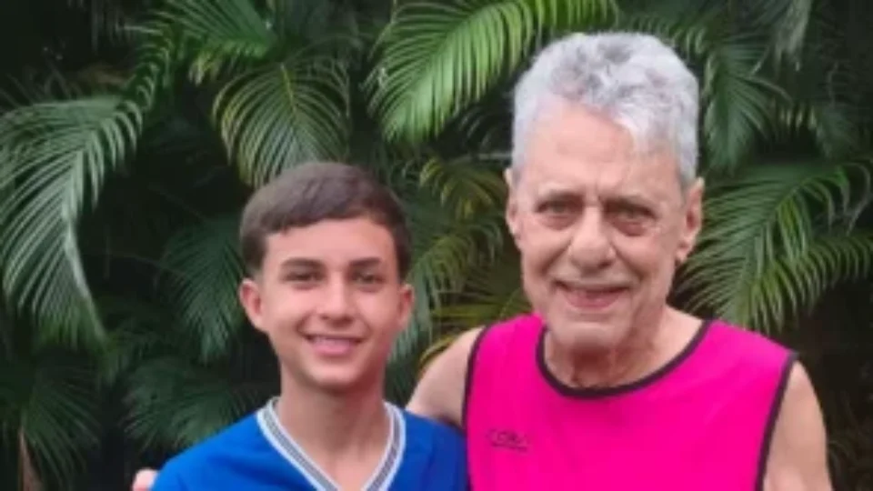Menino diz que joga bola com ‘Seu Chico’ e mãe descobre que ‘atleta’ é Chico Buarque