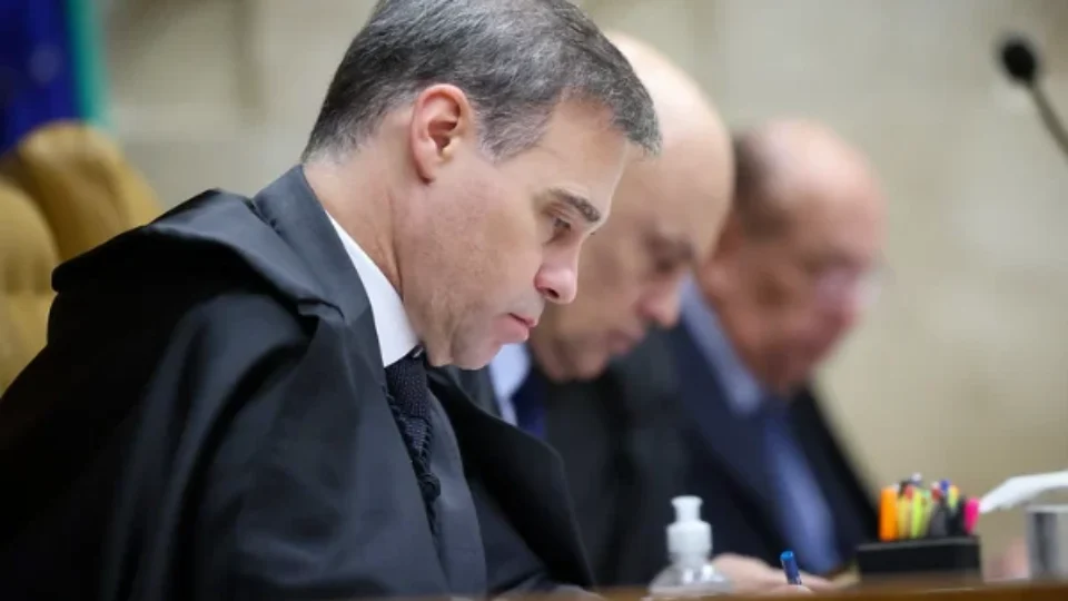 Kassio e Mendonça propõem proibir canais de WhatsApp políticos 48 horas antes das eleições