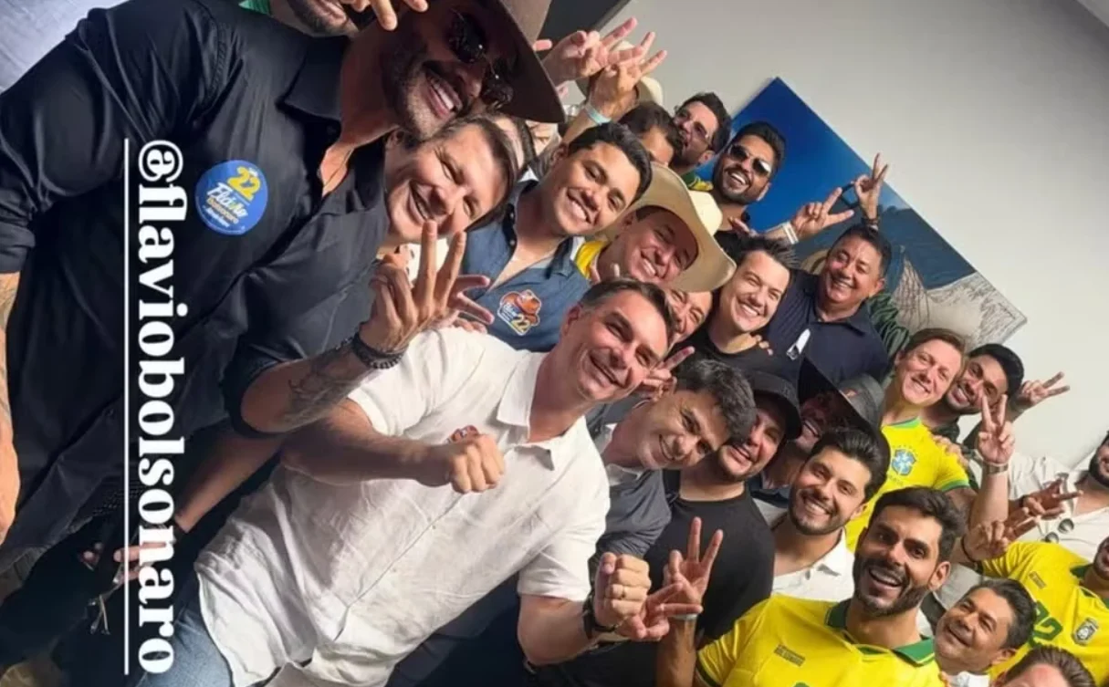 Flávio Bolsonaro durante encontro com cantores sertanejos. Foto: Reprodução / redes sociais