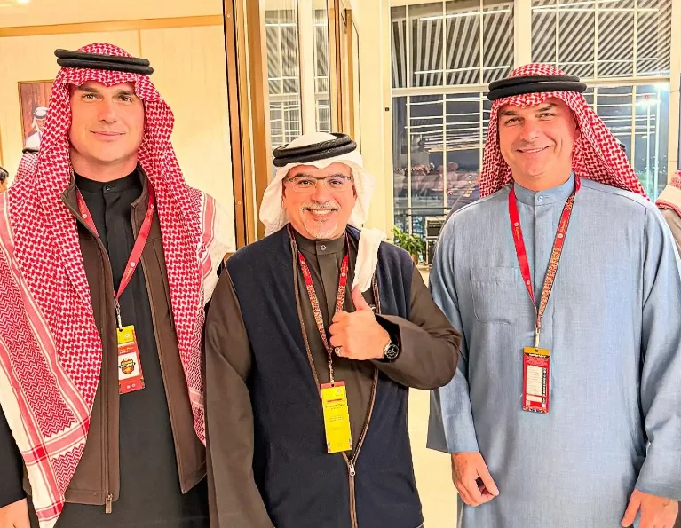 Eduardo Bolsonaro e Flávio Bolsonaro no Bahrein