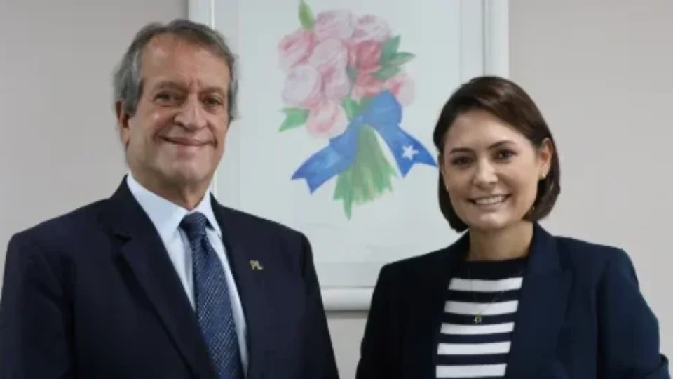 Fuga de Flávio Bolsonaro abre caminho para Michelle dentro do PL