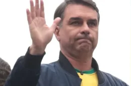 Flávio Bolsonaro diz que não irá ao debate na Band, e emissora afirma que púlpito ficará vazio