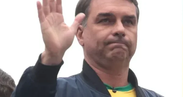 Flávio Bolsonaro diz que não irá ao debate na Band, e emissora afirma que púlpito ficará vazio