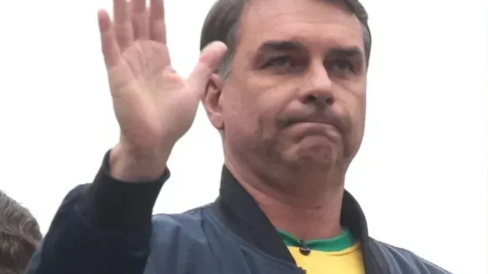 Flávio Bolsonaro diz que não irá ao debate na Band, e emissora afirma que púlpito ficará vazio