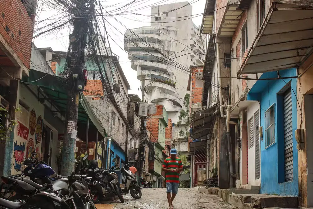 As fotos aéreas do Condomínio Penthouse no Morumbi em contraste com a favela de Paraisópolis, em São Paulo, ilustram a desigualdade social no país. Nesta foto, temos a perspectiva de dentro da comunidade para o condomínio, em um ângulo vindo de baixo. Foto: Deslange Paiva/G1