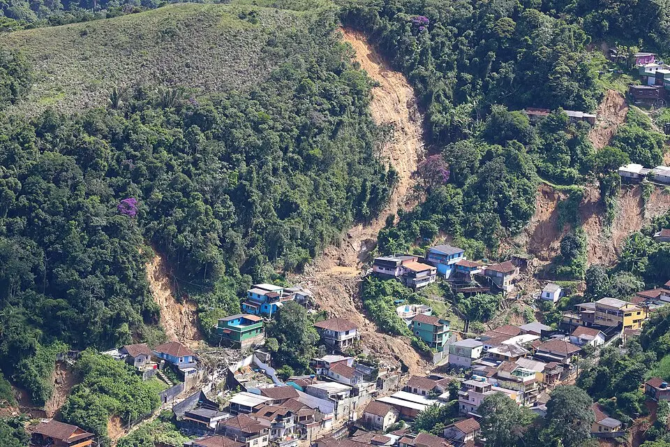 Vista aérea de Petrópolis após os deslizamentos de 2022. A geografia da cidade e a ocupação de encostas fazem da prevenção e do planejamento urbano questões permanentes na Região Serrana do Rio. Foto: Clauber Cleber Caetano /PR
