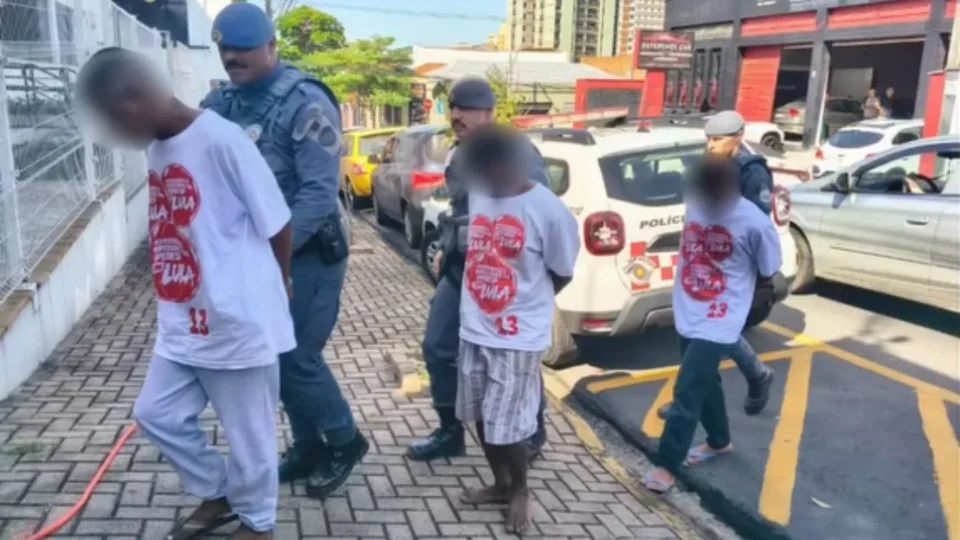 PMs invadiram casa, tomaram camisetas do PT de militantes e vestiram detidos, diz deputada