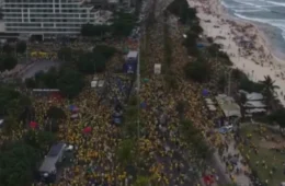 No último dia de campanha, Flávio Bolsonaro refaz os passos do pai e lota orla da Barra da Tijuca