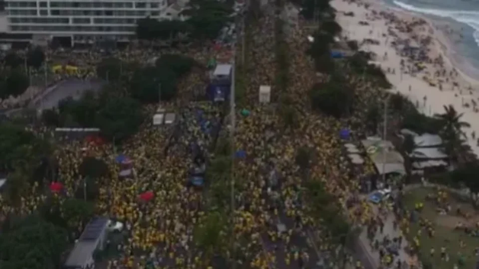 No último dia de campanha, Flávio Bolsonaro refaz os passos do pai e lota orla da Barra da Tijuca
