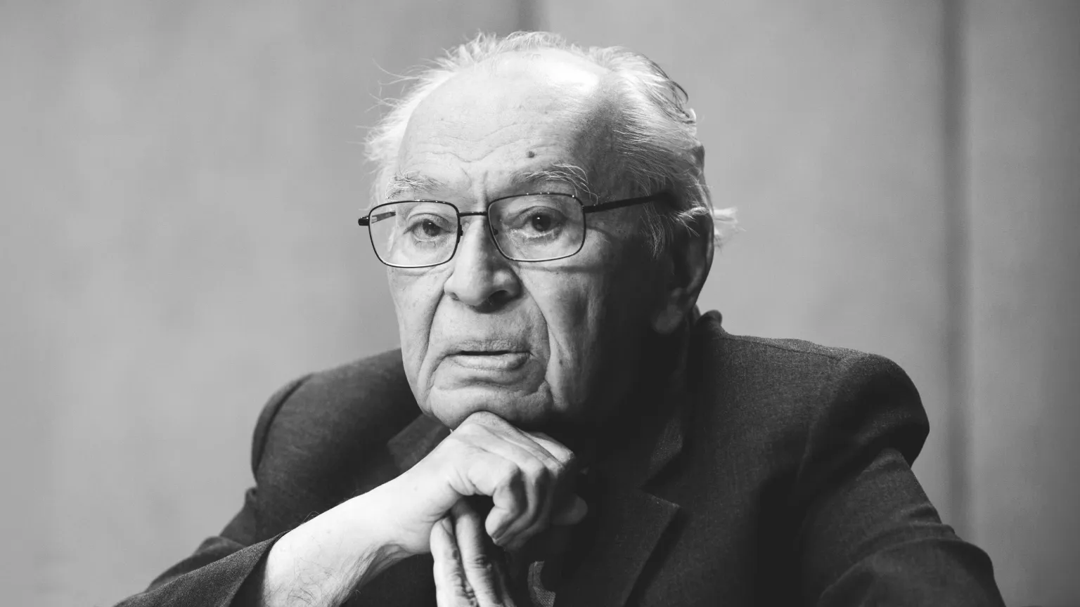 Gustavo Gutiérrez foi ordenado sacerdote em 1959 e conciliou, ao longo de sua trajetória, o trabalho pastoral em comunidades populares de Lima com a atividade acadêmica. Créditos: Alessandra Tarantino / AP Images / Edits by CT
