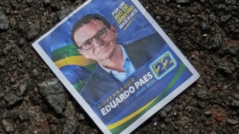 Santinhos de Paes aparecem com número de Ruas e confundem eleitores no RJ