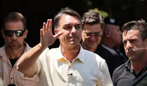 Flávio foge do país em meio a investigações por corrupção e lavagem de dinheiro