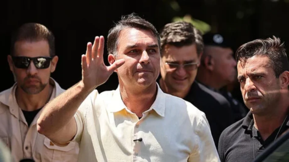 Flávio foge do país em meio a investigações por corrupção e lavagem de dinheiro