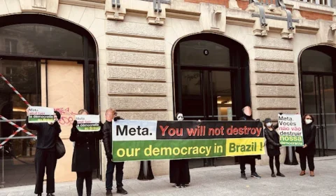 Brasileiros protestam em sedes da Meta no exterior contra atuação nas eleições