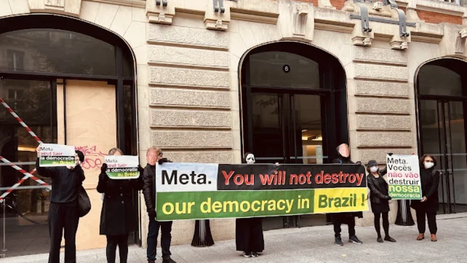 Brasileiros protestam em sedes da Meta no exterior contra atuação nas eleições