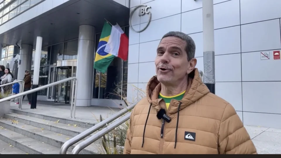 Foragido do 8 de janeiro hostiliza eleitores na Polônia