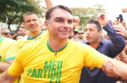 Queda da Bolsa expõe aposta do mercado em cortes que Flávio escondia dos eleitores