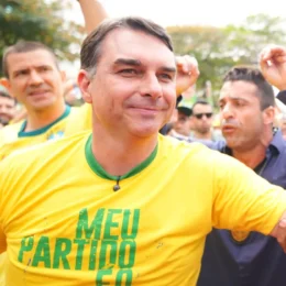 Queda da Bolsa expõe aposta do mercado em cortes que Flávio escondia dos eleitores