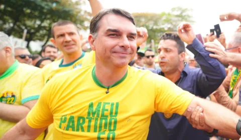 Queda da Bolsa expõe aposta do mercado em cortes que Flávio escondia dos eleitores