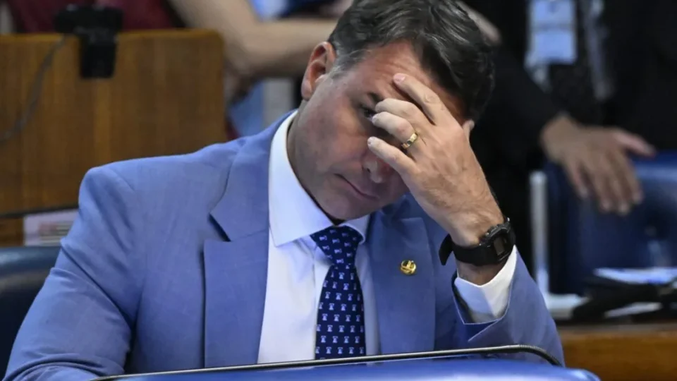 Para responder sobre Vorcaro, Flávio pretende usar envolvimento da Globo com Master
