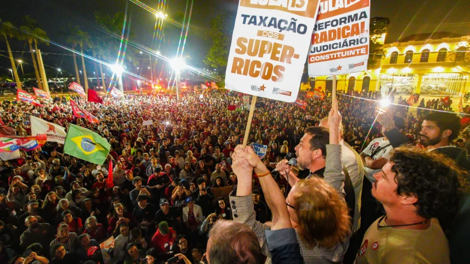 Em ato com milhares em Florianópolis, Boulos fala em 2º turno para garantir fim da 6×1