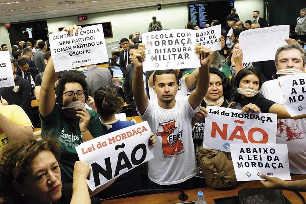 A liberdade de ensinar e o pluralismo de ideias são princípios previstos na Constituição Federal de 1988 e orientam o funcionamento da educação brasileira. Foto: Gustavo Bezerra / PT na Câmara