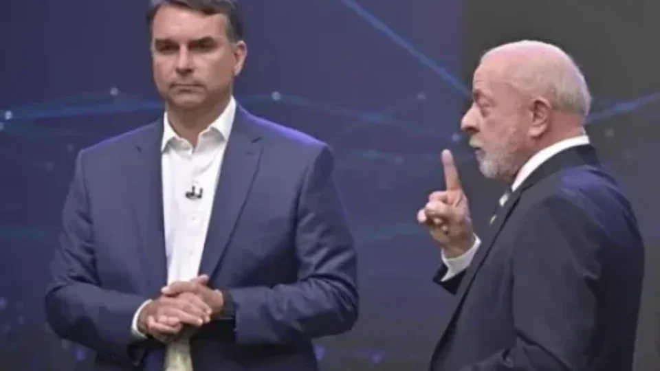 Flávio Bolsonaro impõe condições para aceitar desafio de Lula sobre abrir sigilo