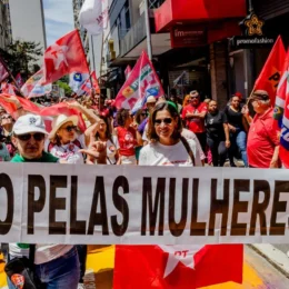Mulheres marcham com Lula contra o bolsonarismo e a retirada de direitos