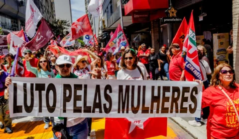 Mulheres marcham com Lula contra o bolsonarismo e a retirada de direitos