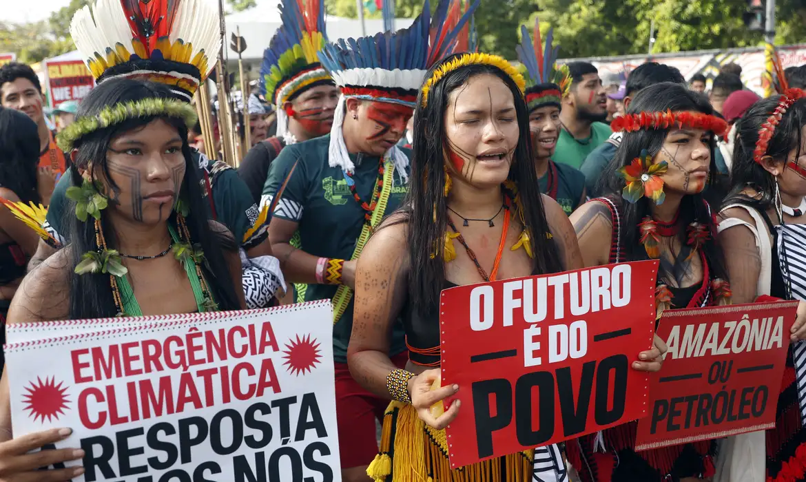 Povos indígenas reivindicam participação nas decisões e nos recursos destinados à adaptação climática, relacionando proteção territorial às condições de permanência das comunidades. Foto: Bruno Peres/Agência Brasil