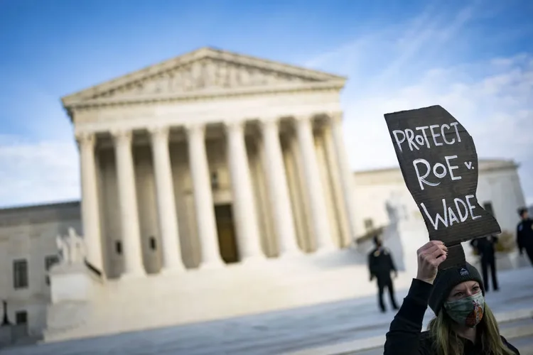 Manifestante segura cartaz com a frase “Protect Roe v. Wade” diante da Suprema Corte dos Estados Unidos, em Washington, durante mobilização em defesa do direito ao aborto.
