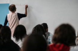Gestão Tarcísio exonera professoras com regra da ditadura na rede estadual de SP