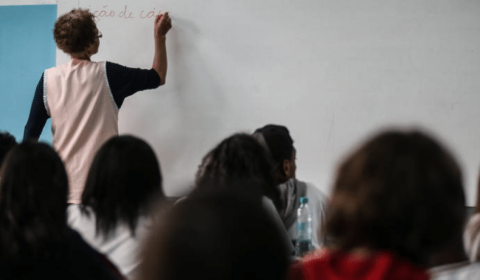 Gestão Tarcísio exonera professoras com regra da ditadura na rede estadual de SP