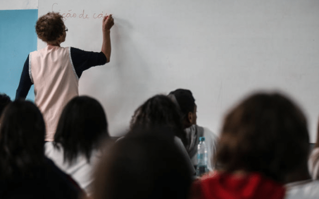 Gestão Tarcísio exonera professoras com regra da ditadura na rede estadual de SP