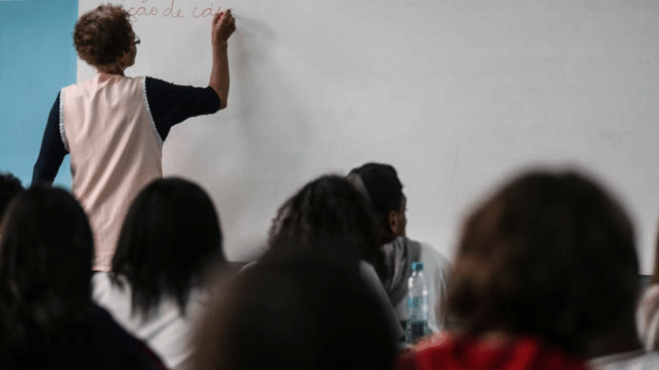 Gestão Tarcísio exonera professoras com regra da ditadura na rede estadual de SP