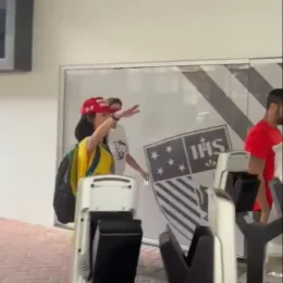 Mulher é filmada fazendo saudação nazista após votar no Rio de Janeiro; veja o vídeo