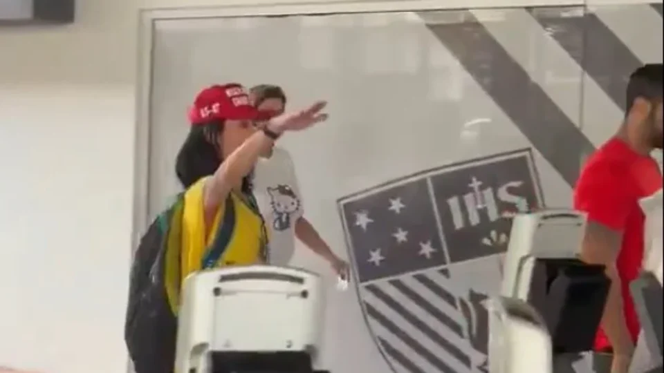 Mulher é filmada fazendo saudação nazista após votar no Rio de Janeiro; veja o vídeo