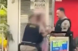 Vídeo mostra PM dando cotoveladas em mulher de 61 anos em BH