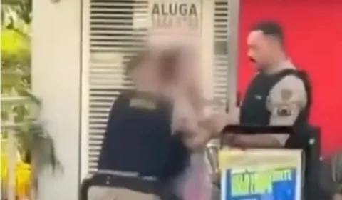 Vídeo mostra PM dando cotoveladas em mulher de 61 anos em BH