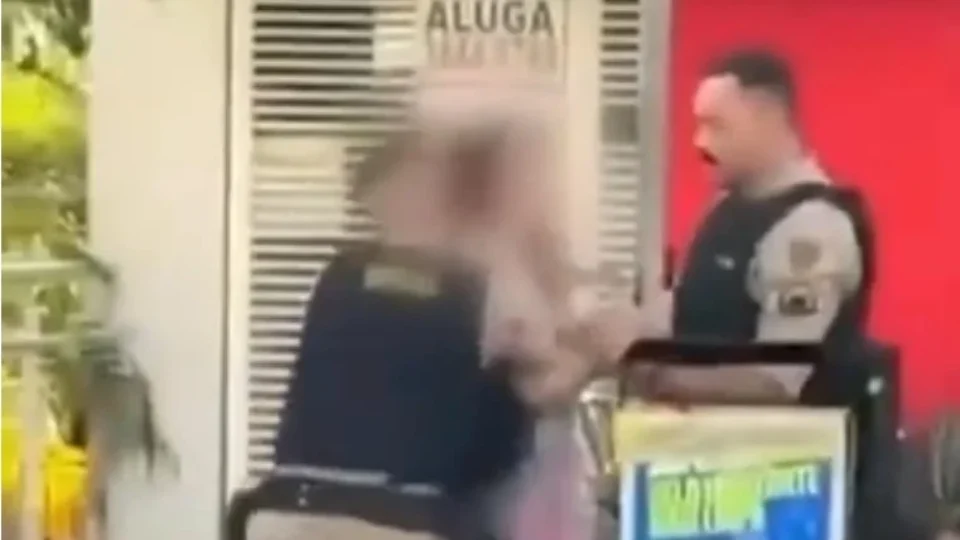 Vídeo mostra PM dando cotoveladas em mulher de 61 anos em BH