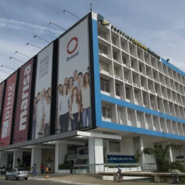 Shopping é condenado a indenizar idoso que caiu em estacionamento no DF