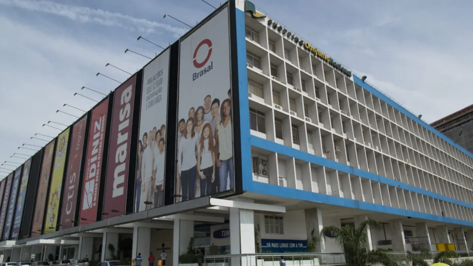 Shopping é condenado a indenizar idoso que caiu em estacionamento no DF