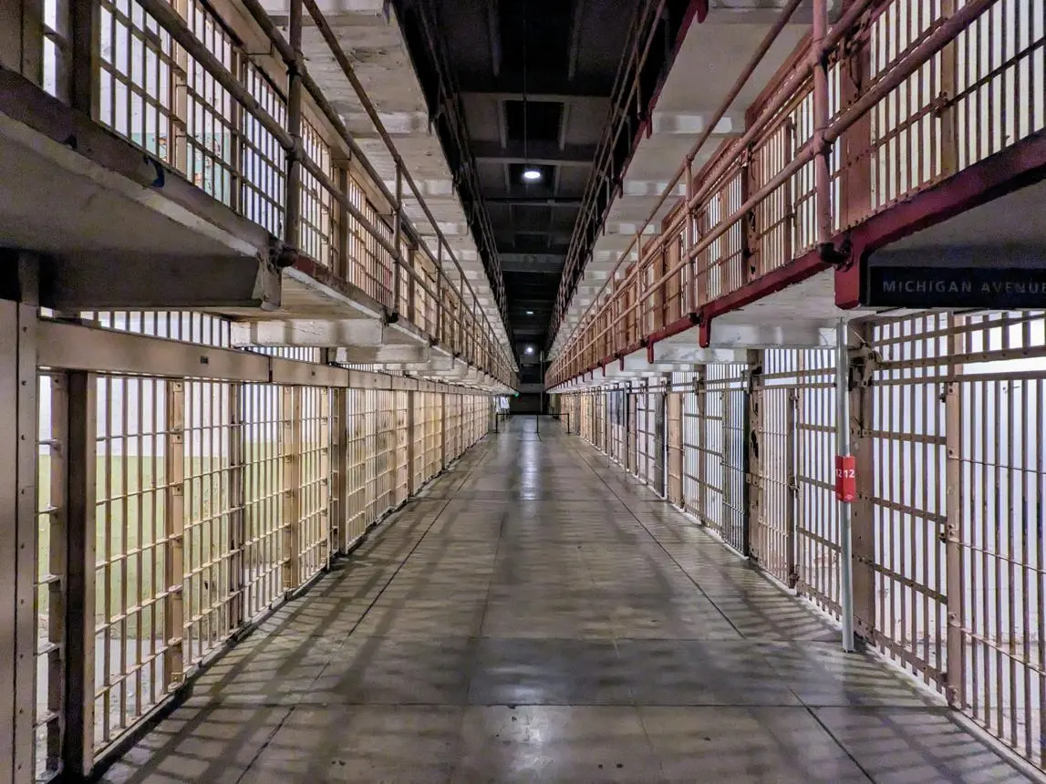 Após a abolição da escravidão nos Estados Unidos, leis que criminalizavam determinadas condutas facilitaram a prisão de pessoas negras e sua utilização como mão de obra forçada. Foto: leezsnow/iStock