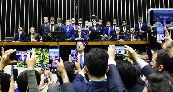 PL cresce de 98 para 121 deputados e avança sobre Centrão no Congresso